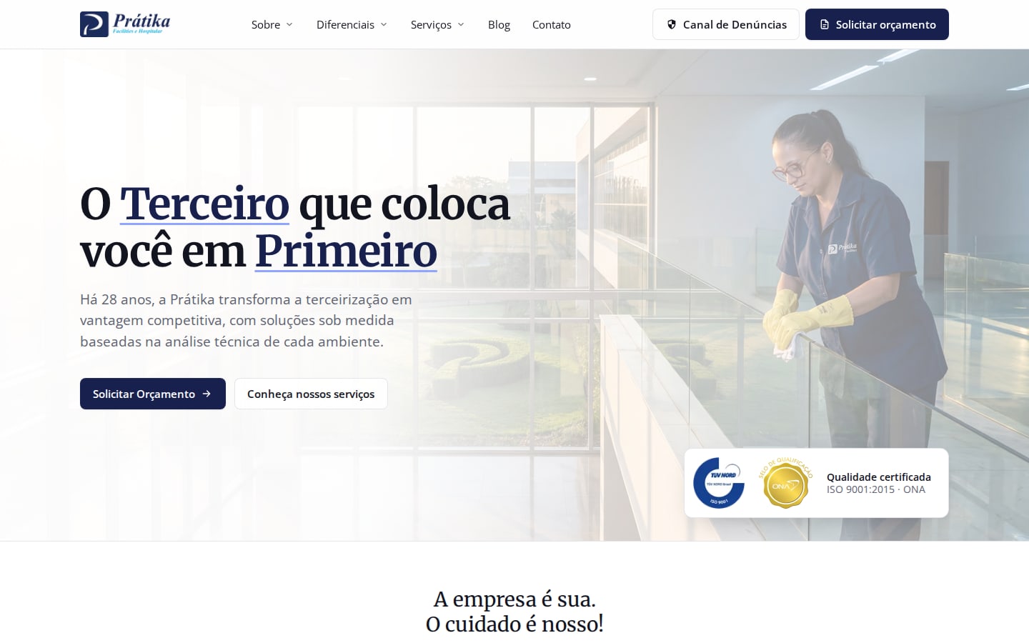 Home do site novo da Prátika no computador, com título, botões de orçamento e selo ISO 9001